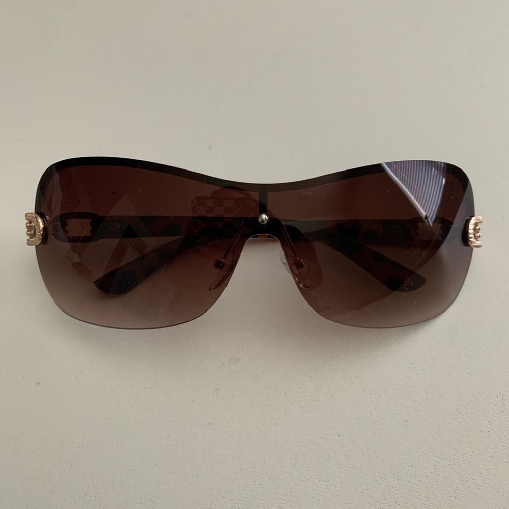 Aviator tinted sunglasses